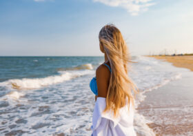 Jak zadbać o włosy podczas urlopu spędzonego na plaży?